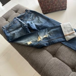 Distressed discolored dark blue capri stretch jeans